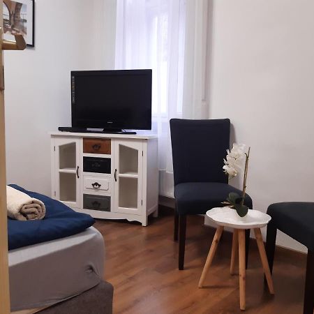 Varalja Apartman Tata Exterior photo