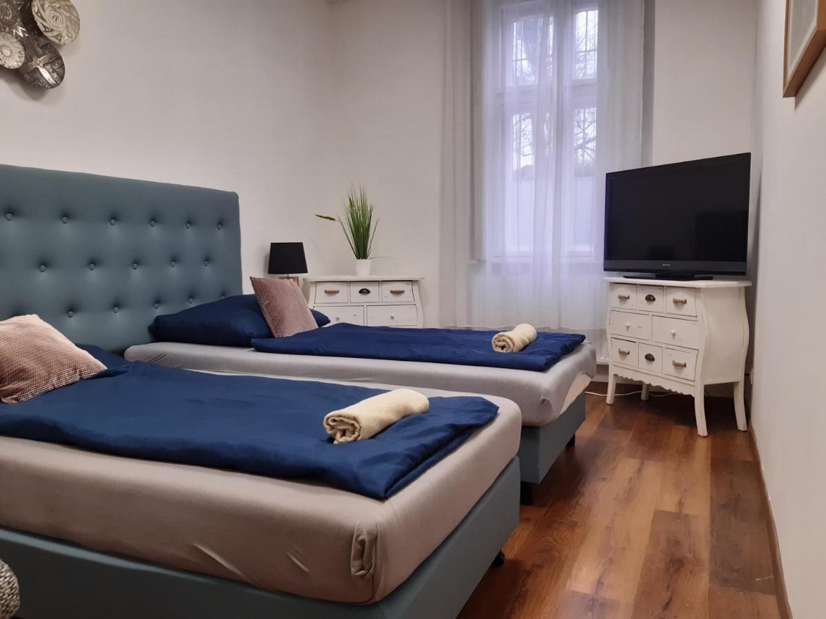 Varalja Apartman Tata Exterior photo