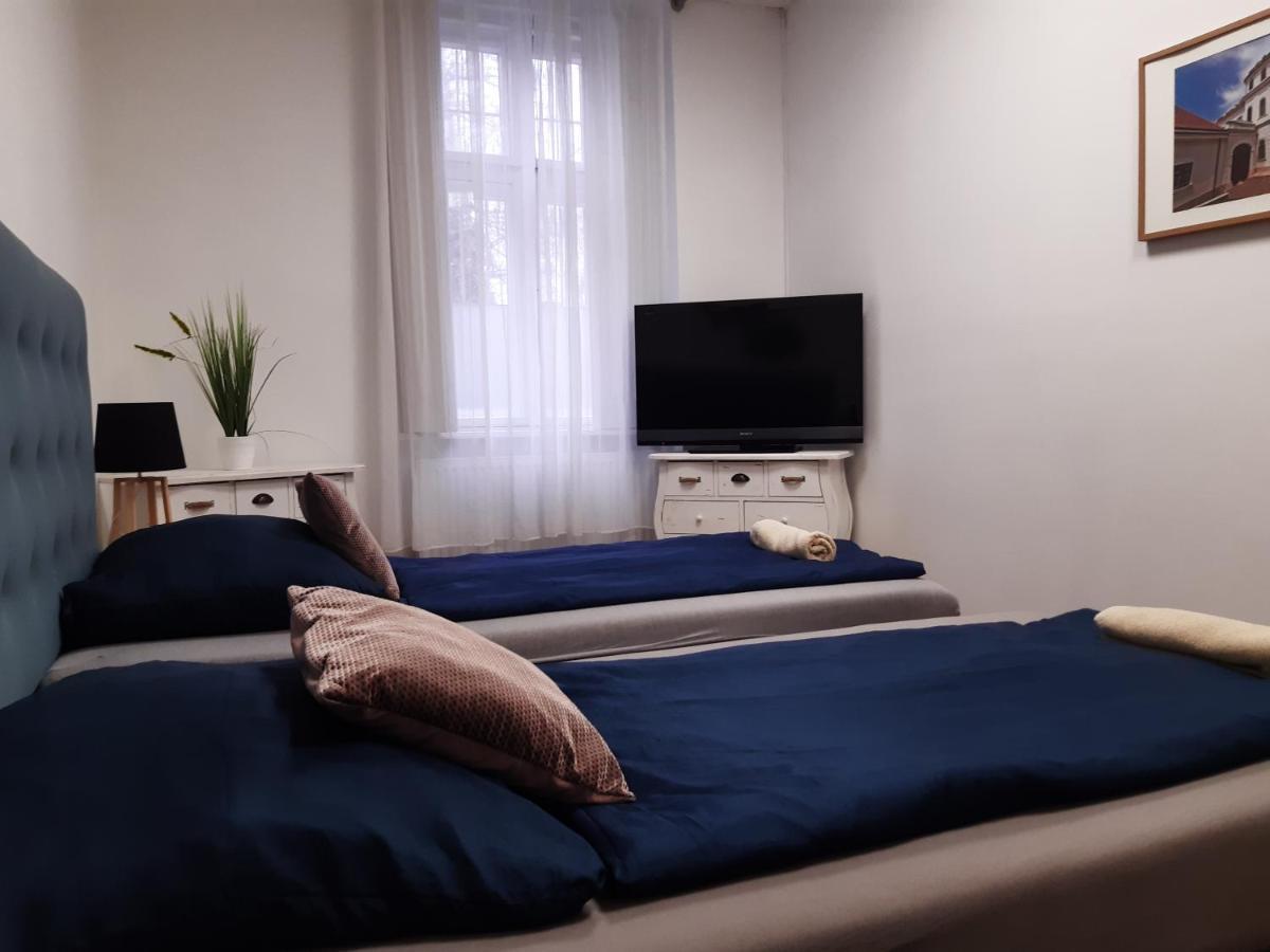 Varalja Apartman Tata Exterior photo