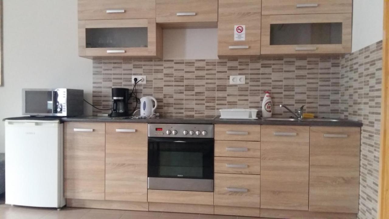 Varalja Apartman Tata Exterior photo