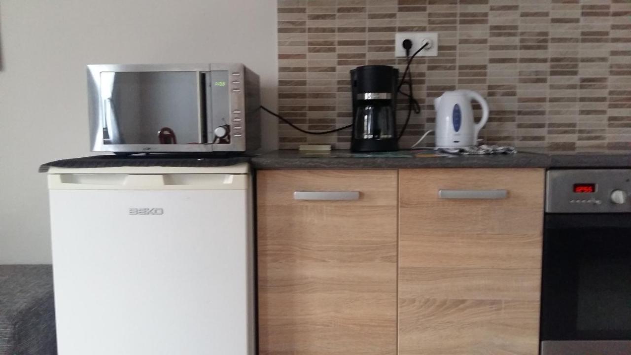 Varalja Apartman Tata Exterior photo